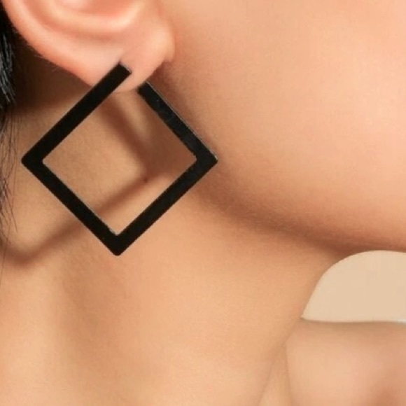⭐️ COMES GIFT WRAPPED ⭐️ BLACK SQAURE EARRINGS - Picture 3 of 10